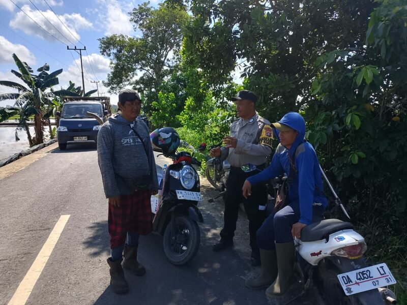 Bijak Bermedsos, Bhabinkamtibmas Desa Dandang Ajak Warga Stop Sebar Hoaks dan Konten Pornografi