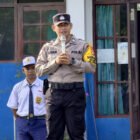 Gelar Upacara di SMPN 1 Kahayan Tengah, Polsek Ingatkan Siswa Waspada Penipuan Online 