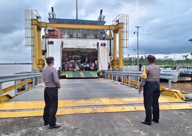 Amankan Kedatangan KMP Drajat Paciran, Polsek Kahayan Kuala Perketat Pengawasan di Pelabuhan Bahaur