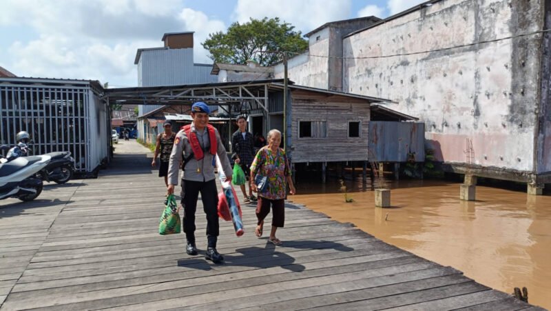 Sisi Humanis Polri: Anggota Satpolairud Polres Pulang Pisau Sigap Bantu Lansia di Penyeberangan Ferry