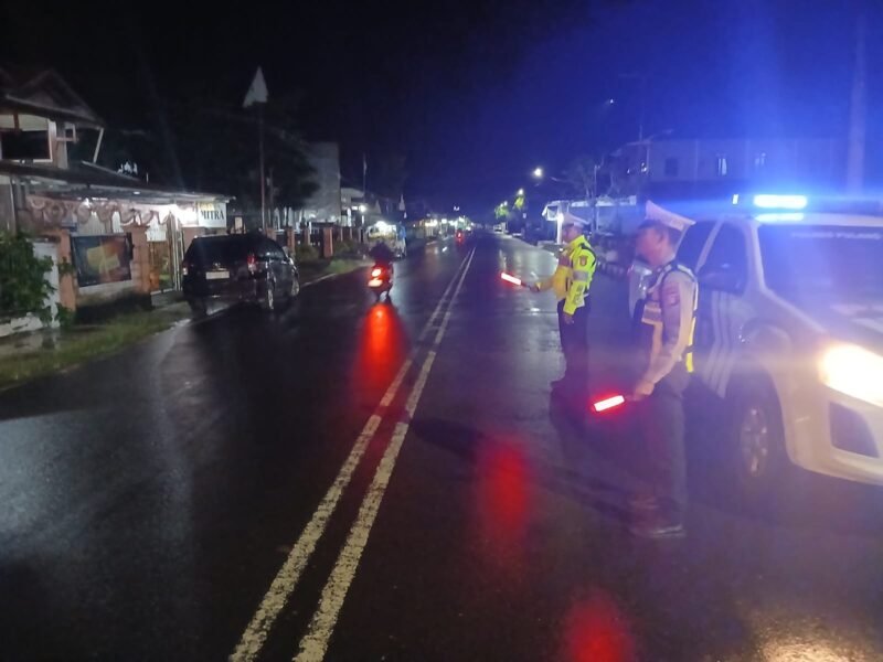Jaga Kamseltibcarlantas di Tengah Gerimis, Satlantas Polres Pulang Pisau Gencarkan Patroli Blue Light