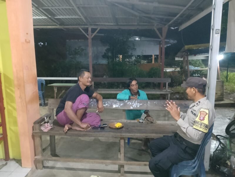 Perkuat Keamanan Lingkungan, Polsek Pandih Batu Ajak Warga Desa Kantan Muara Aktifkan Kembali Satkamling