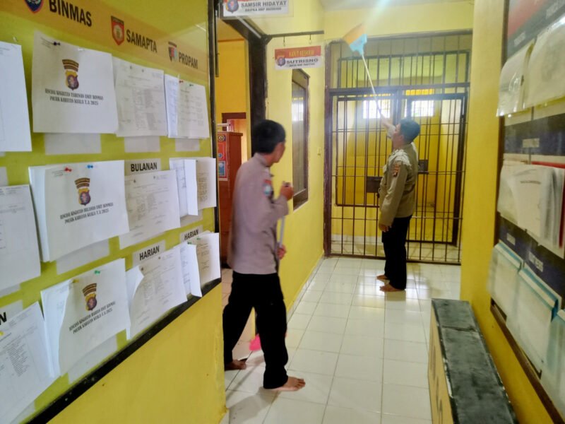 Wujudkan Lingkungan Sehat, Polsek Kahayan Kuala Gelar Aksi Bersih-Bersih