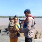 Tingkatkan Keselamatan di Perairan, Satpolairud Polres Pulang Pisau Sambangi Pengguna Jasa Penyeberangan Feri