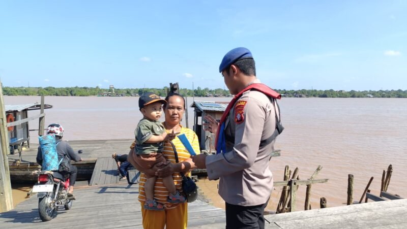 Tingkatkan Keselamatan di Perairan, Satpolairud Polres Pulang Pisau Sambangi Pengguna Jasa Penyeberangan Feri