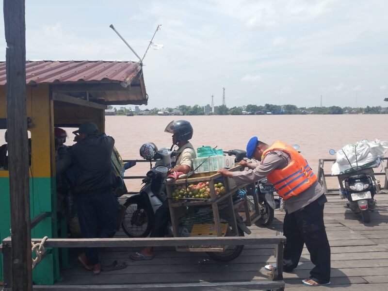 Tingkatkan Keselamatan di Perairan, Satpolairud Polres Pulpis Pantau Aktivitas Feri Penyeberangan