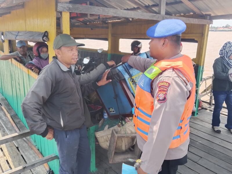 Cegah Kecelakaan Air, Satpolairud Polres Pulang Pisau Berikan Imbauan Keselamatan di Feri Penyeberangan