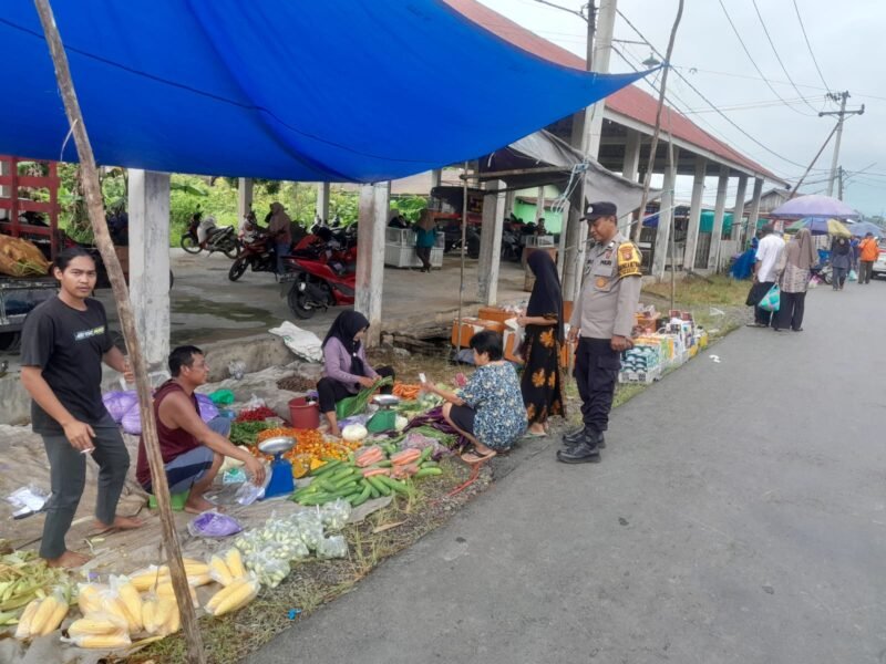 Polsek Pandih Batu Pantau Aktivitas Pasar Mingguan di Desa Pangkoh Hilir