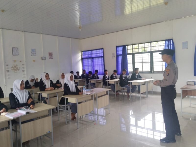 Personel Polsek Pandih Batu Sambangi SMKN 1, Sosialisasi Keamanan dan Ketertiban di Lingkungan Sekolah
