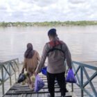 Satpolairud Polres Pulang Pisau Bantu Warga Pesisir Angkut Barang Belanjaan di Dermaga