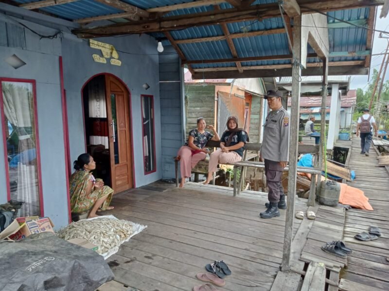 Bhabinkamtibmas Polsek Kahayan Kuala Sambangi Warga Pesisir