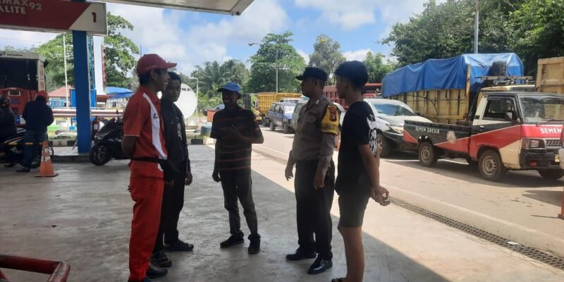 Cegah Antrean Panjang, Bhabinkamtibmas Polsek Jabiren Raya Pantau Stok BBM di SPBU