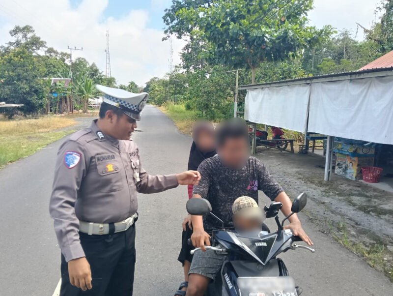 Edukasi Keselamatan, Satlantas Polres Pulang Pisau Tegur Pengendara Motor