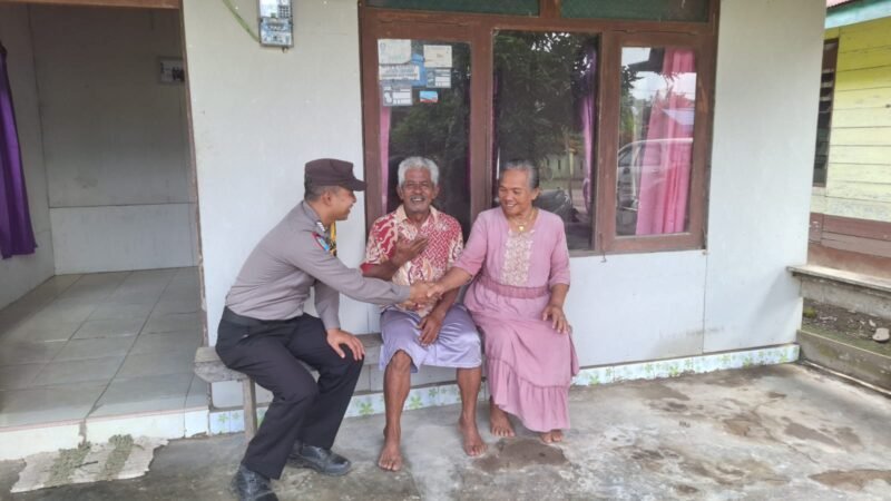 Sambangi Warga, Bhabinkamtibmas Polsek Kahayan Kuala Pererat Silaturahmi