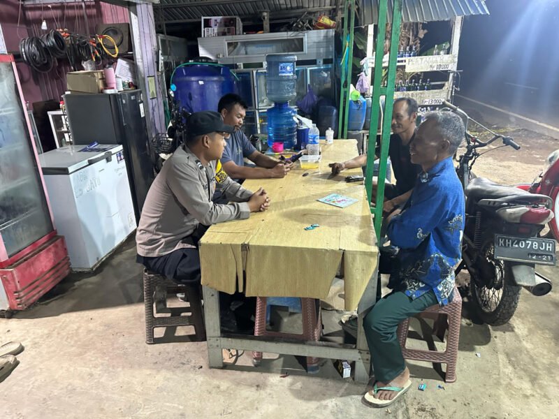 Patroli Malam di Belanti Siam, Bhabinkamtibmas Ajak Pedagang Perkuat Keamanan
