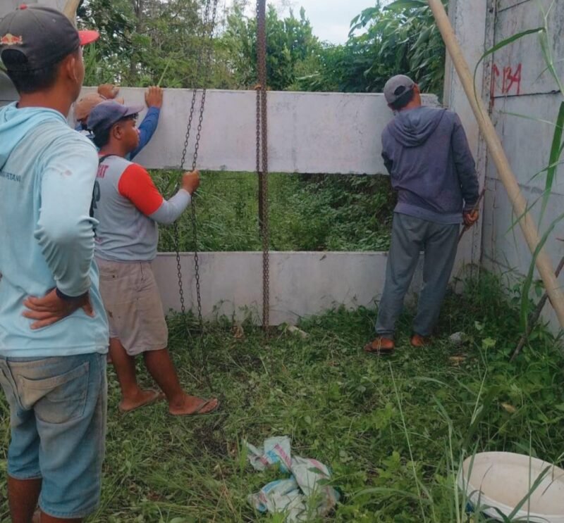 Foto ist: Pihak YPI Al Hikmah sedang lakukan pembongkaran tembok yang jadi fasum jalan warga Sabrangbendo Desa Giripurno Kota Batu