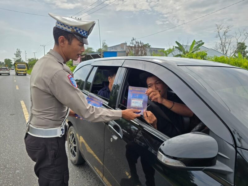 Satlantas Polres Pulang Pisau Bagikan Brosur Keselamatan demi Tertib Lantas