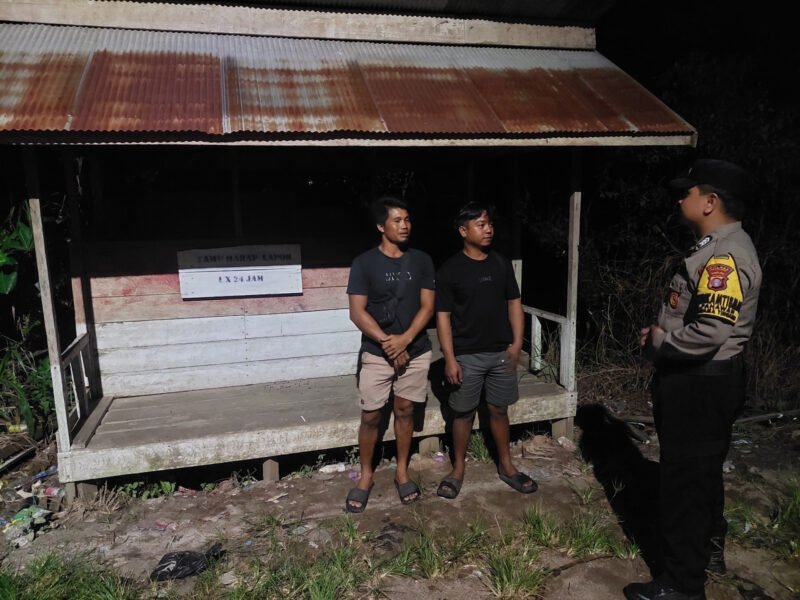 Jaga Keamanan Lingkungan, Polsek Banama Tingang Sambangi Pos Kamling Malam Hari
