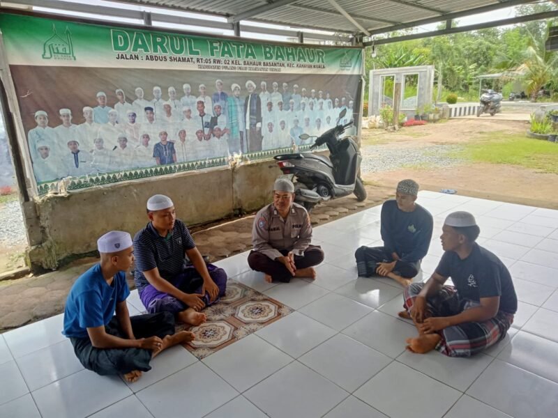 Polsek Kahayan Kuala Sambangi Warga Bahaur Basantan saat Hari Buruh