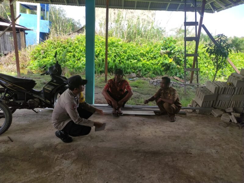 Personel Polsek Pandih Batu Sambang Warga Desa Talio, Sosialisasi Sadar Hukum