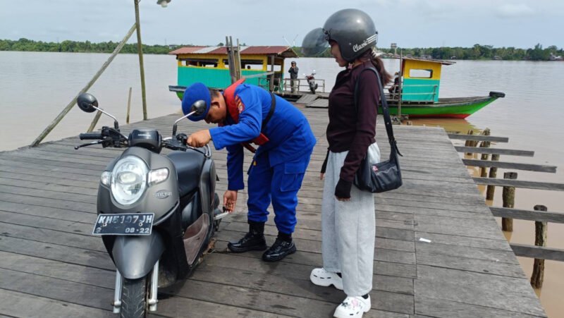 Wujud Pelayanan Prima, Satpolairud Polres Pulang Pisau Bantu Warga Dorong Motor Mogok