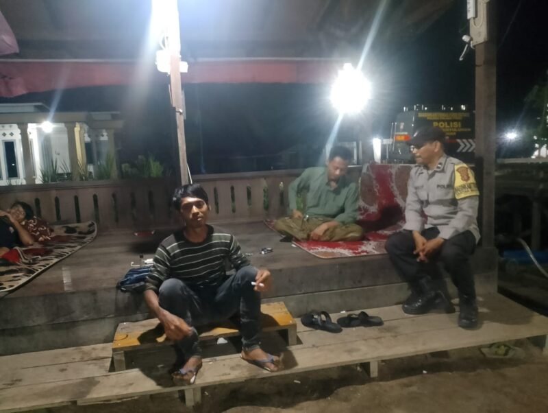 Personel Polsek Pandih Batu Sambangi Pos Kamling Desa Kantan Muara