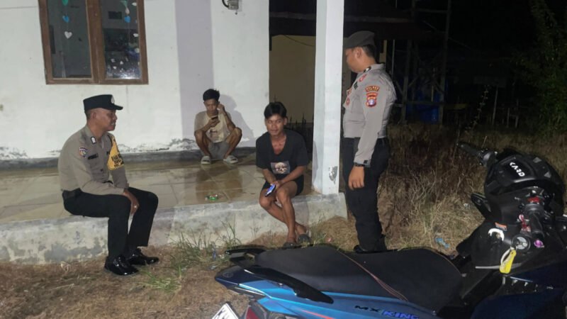 Personel Polsek Jabiren Raya Sambangi Warga, Sampaikan Pesan Kamtibmas Malam Hari