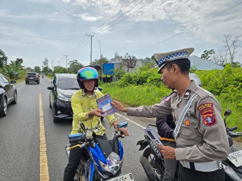 Tingkatkan Kesadaran Berlalu Lintas, Satlantas Polres Pulang Pisau Bagikan Brosur dan Stiker Edukasi