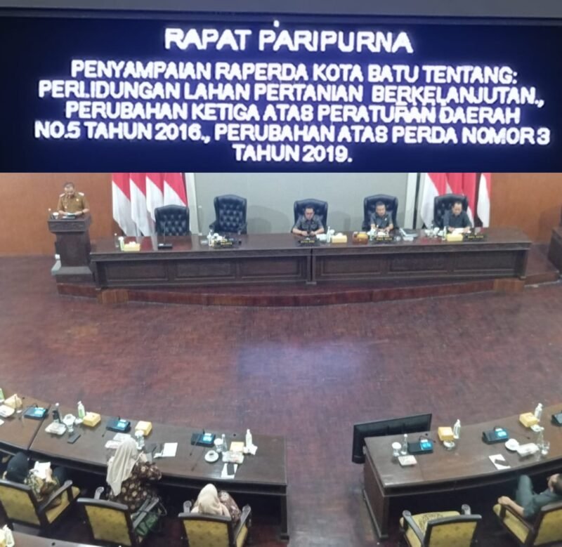 Foto ist: Rapat Paripurna DPRD Batu, penyampaian 3 Ranperda yang disamoaukan Plt.Walikota Batu Heli Suyanto