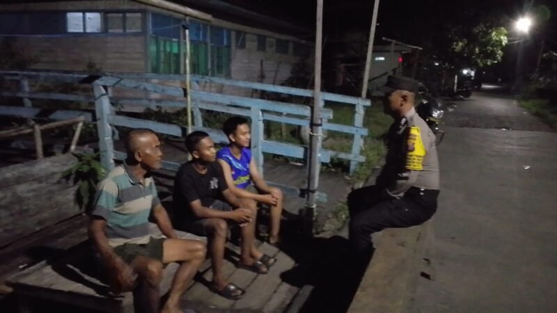 Personel Polsek Pandih Batu Sambangi Warga Pangkoh Hilir Guna Perkuat Keamanan