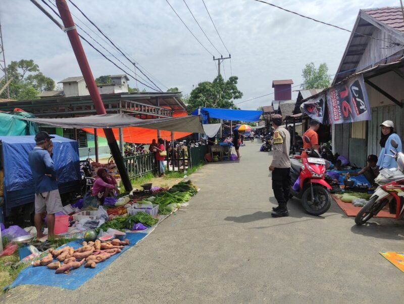 Polsek Pandih Batu Patroli Pasar Tradisional, Jamin Keamanan dan Stok Pangan