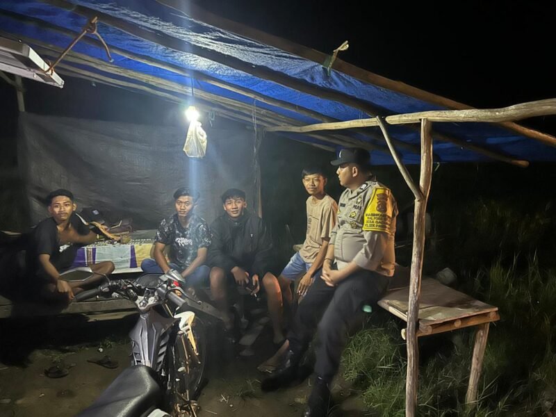 Personel Polsek Pandih Batu Sambangi Sat Kamling Desa Gadabung