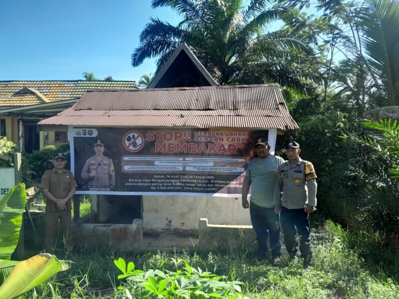Cegah Karhutla, Polsek Pandih Batu Pasang Spanduk Larangan Bakar Lahan