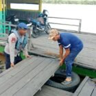 Tingkatkan Keselamatan Masyarakat, Satpolairud Polres Pulang Pisau Bantu Perbaiki Dermaga