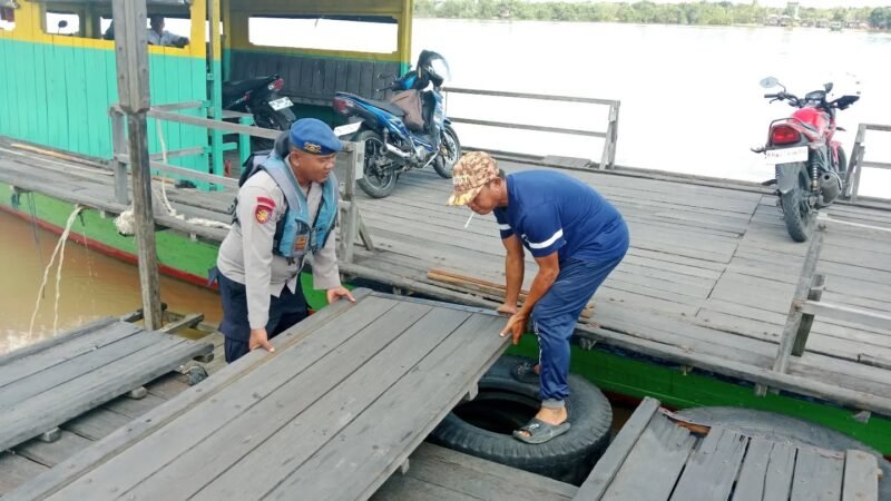 Tingkatkan Keselamatan Masyarakat, Satpolairud Polres Pulang Pisau Bantu Perbaiki Dermaga