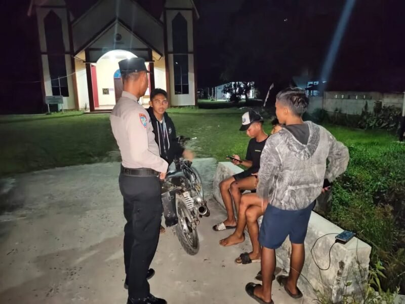 Bhabinkamtibmas Jabiren Raya Rangkul Pemuda Desa Lewat Dialog Malam