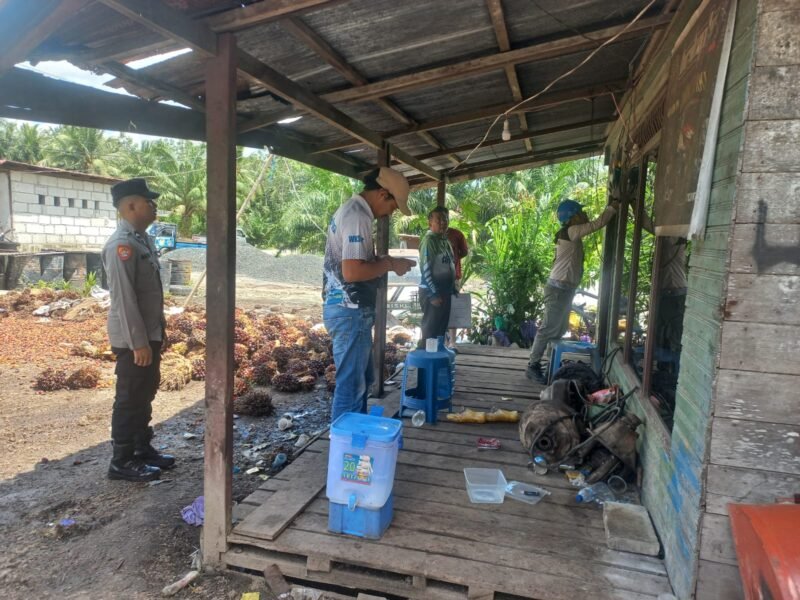 Polres Pulang Pisau Kawal Kegiatan Penertiban Pemakaian Tenaga Listrik di Pandih Batu