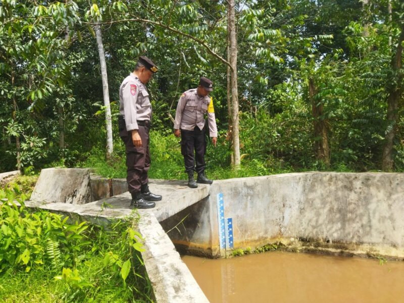Waspada Karhutla, Polsek Pandih Batu Cek Kesiapan Embung dan Kanal