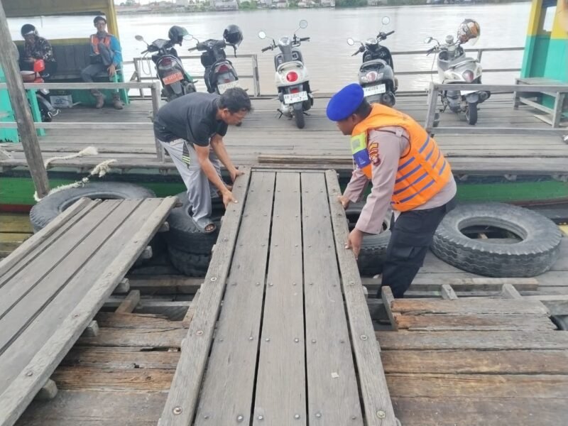 Utamakan Keselamatan, Satpolairud Polres Pulang Pisau Pantau Penyeberangan Feri
