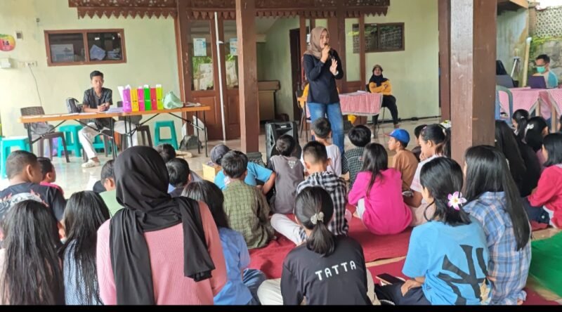 Foto ist: Peserta Binluh Warga Bumiaji terkait bahaya dan resiko Narkotika bersama Satnarkoba Polres Batu