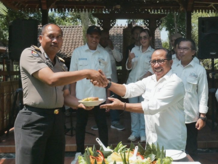 Foto ist: Ps.Kasi Humas Polres Batu, Iptu M.Huda Rohman menerima nasi tumpang dari jajaran SMSI Malang Raya.