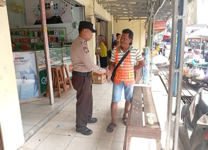 Personel Polsek Kahayan Hilir Ajak Juru Parkir Kerja Sama Jaga Keamanan