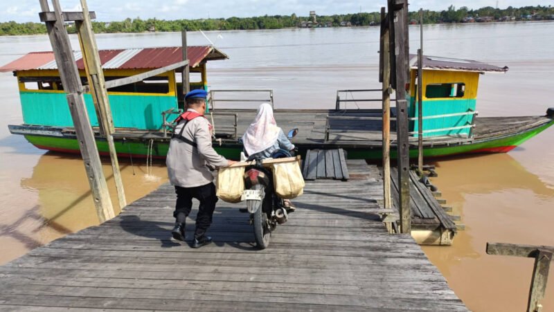 Bantu Warga Naik Ferry, Satpolairud Polres Pulpis Pastikan Keamanan di Dermaga