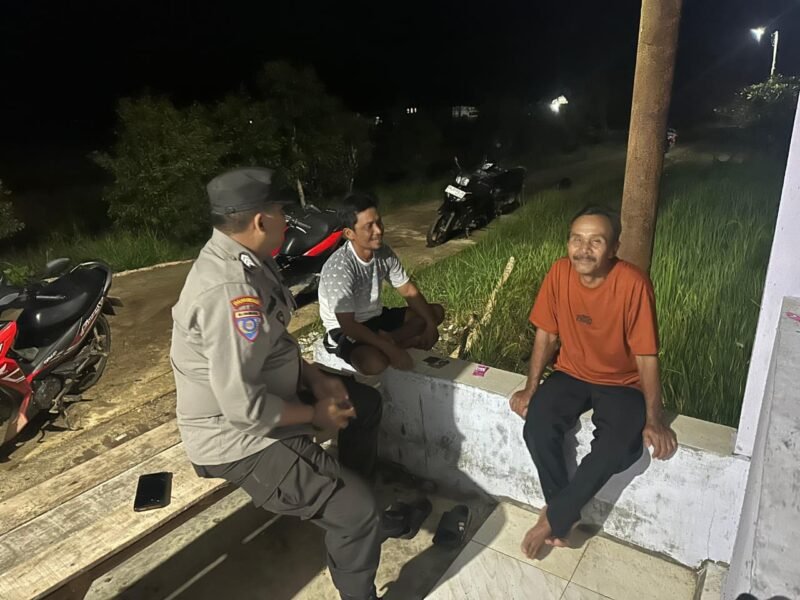 Bhabinkamtibmas Sambangi Warga Gadabung, Perkuat Silaturahmi Malam Hari