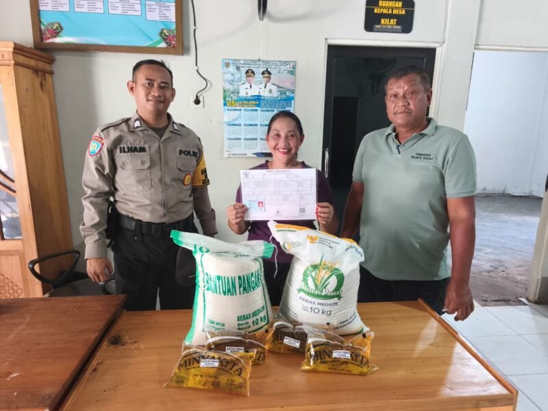 Polsek Kahayan Tengah Kawal Penyaluran Bantuan Pangan Bulog di Desa Bukit Rawi