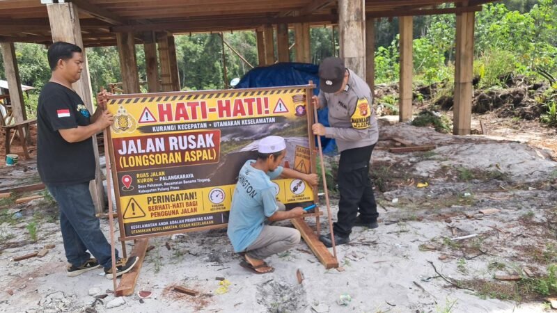 Antisipasi Kecelakaan, Polsek Banama Tingang Pasang Spanduk Peringatan Jalan Longsor