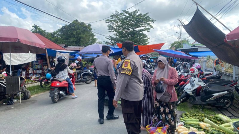 Patroli Dialogis Polsek Kahayan Hilir Berikan Rasa Aman di Pasar Rakyat