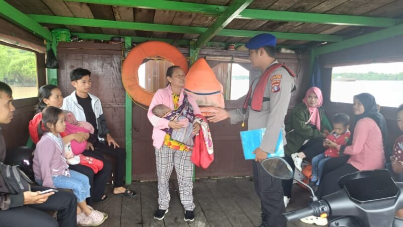 Satpolairud Polres Pulpis Ingatkan Keselamatan Penumpang Feri Penyeberangan