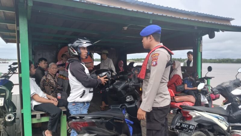 Edukasi Keselamatan Air, Satpolairud Polres Pulpis Sambangi Pengguna Feri Penyeberangan
