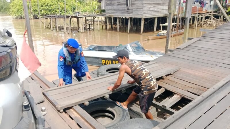 Polairud Pulang Pisau Bantu Evakuasi dan Kelancaran Feri Penyeberangan
